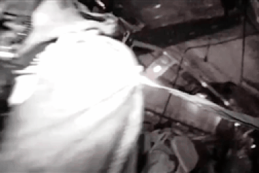 Màn nhảy dù của xe thiết giáp và quân nhân Nga trong đêm