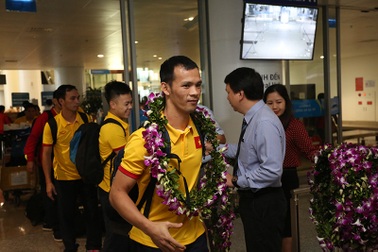 Những người hùng futsal Việt Nam đặt chân tới Nội Bài