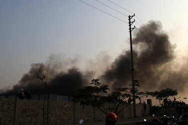 Huy động 70 cảnh sát dập lửa cứu kho hàng rộng 1.000m2