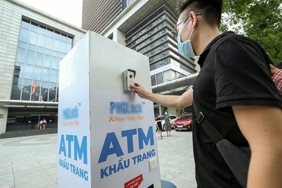 Sau ATM gạo, Hà Nội xuất hiện ATM khẩu trang đầu tiên - 8 Sau ATM gạo, Hà Nội xuất hiện ATM khẩu trang đầu tiên - 8