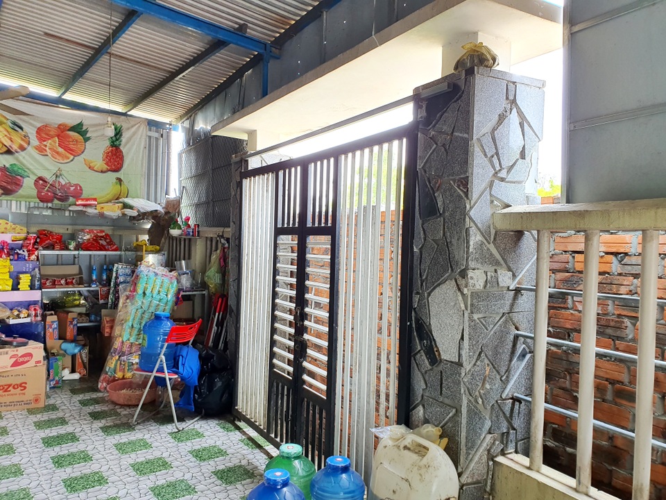 Xây tường chắn ngang cửa nhà hàng xóm vì... bị chửi trên Facebook - 3 Xây tường chắn ngang cửa nhà hàng xóm vì... bị chửi trên Facebook - 3