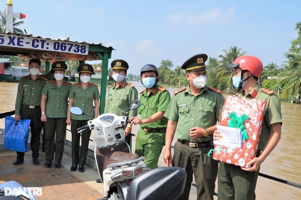Công an băng đồng, vượt sông mang tình thương cho em hậu Covid - 2 Công an băng đồng, vượt sông mang tình thương cho em hậu Covid - 2