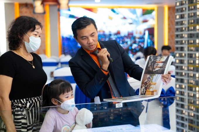 Chuyên viên kinh doanh Kim Oanh Group tư vấn giúp khách hàng chọn lựa căn hộ ưng ý nhất.