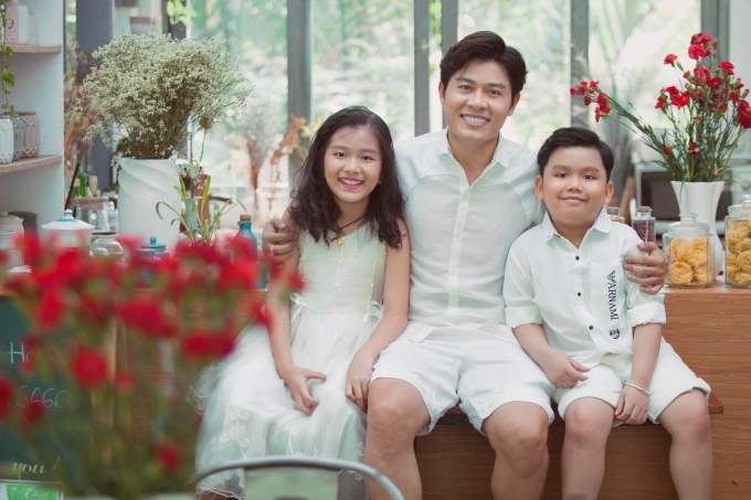 Nhạc sĩ Nguyễn Văn Chung bên hai con.