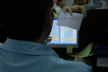 Thanh khoản giảm mạnh trên cả 2 sàn