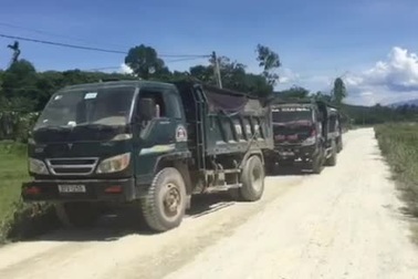 Dân chặn xe tải vì ô nhiễm từ mỏ đá