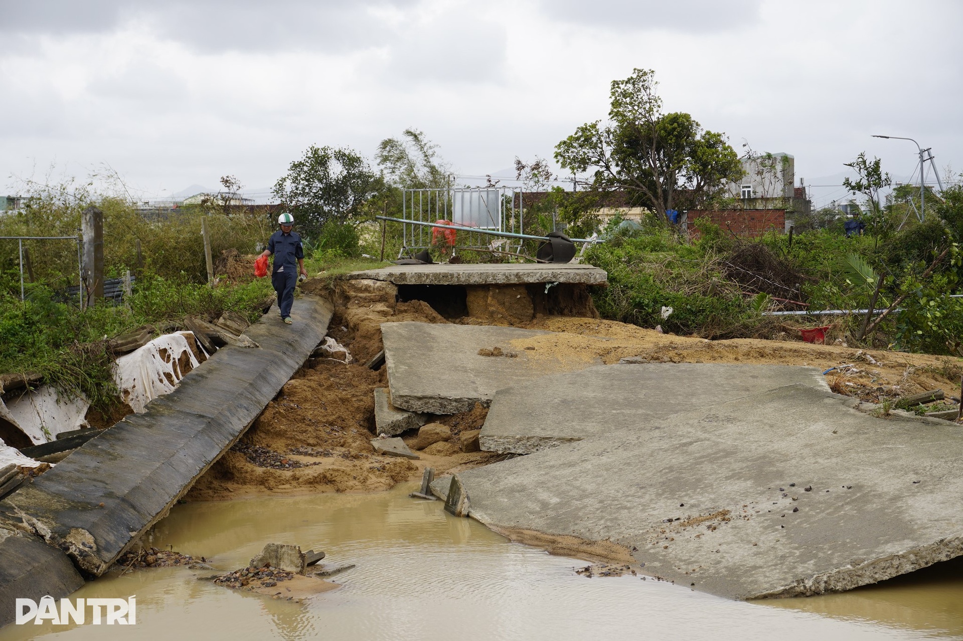 Bộ đội khẩn trương nối 2 đoạn đê vỡ, ứng phó bão Koto - 3