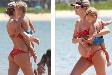 Candice Swanepoel "bế bụng" đi nghỉ mát