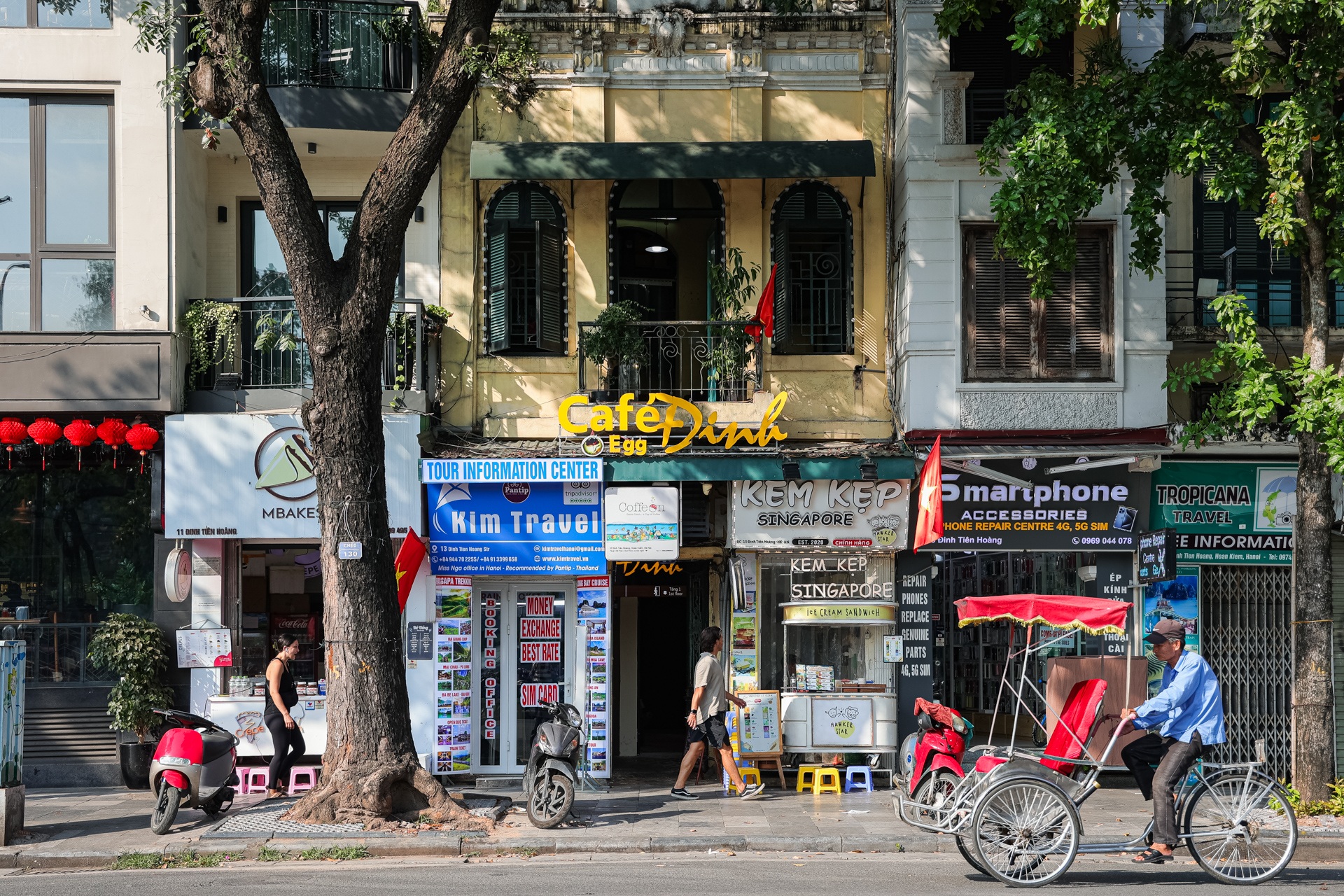 Hà Nội: Quán cà phê 30 năm, khách phải "khom lưng, cúi mình" vào uống