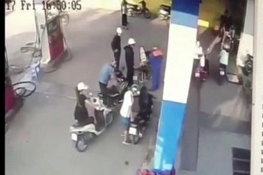 Tài xế đạp nhầm chân ga, xế hộp đâm tung cột bơm xăng