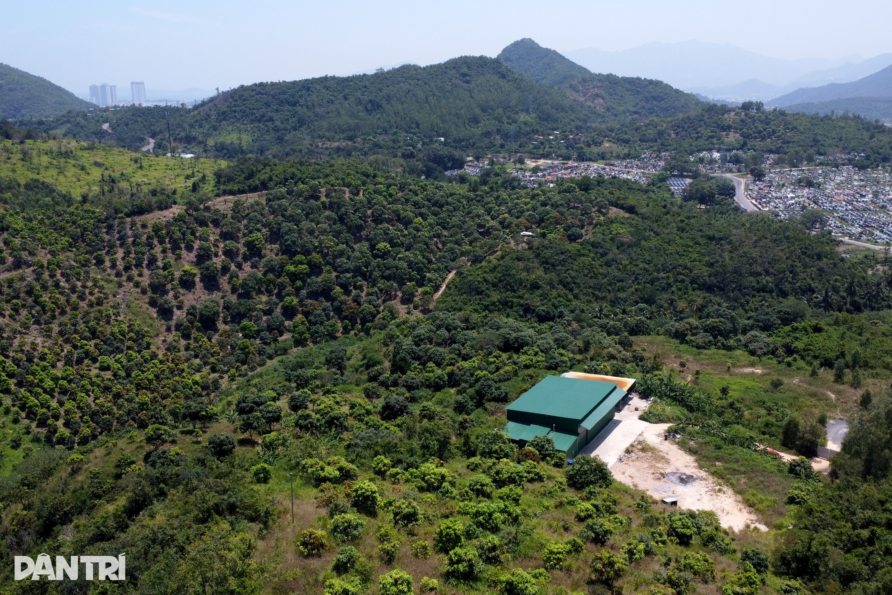 Immense usine de drogue à Nha Trang située sur une terre spirituelle, très déserte - 1 Xưởng ma túy khủng ở Nha Trang nằm trên khu đất tâm linh, rất vắng người - 1