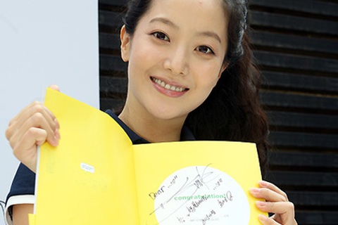 Kim Hee Sun: “Tôi đang bận rộn làm mẹ”