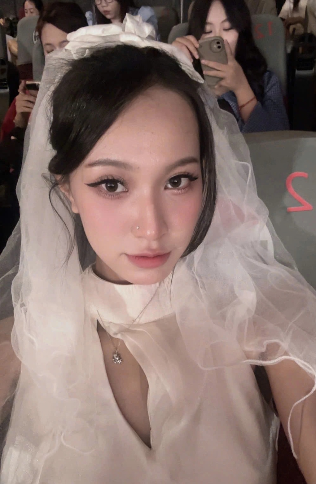 Cô gái mặc váy cưới đón Hứa Quang Hán kể chuyện “hôn lễ đặc biệt” - 4 Cô gái mặc váy cưới đón Hứa Quang Hán kể chuyện “hôn lễ đặc biệt” - 4