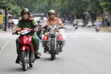 Công an hú còi "hộ tống" thí sinh ngủ muộn đến phòng thi