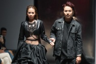 Bảo Hà tự tin catwalk với chiếc váy dài 3m của NTK Nguyễn Thành Danh