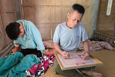 Cha mẹ nằm liệt giường ngày đêm mong ngóng con trai đang cấp cứu trở về