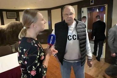 Chiếc áo “gây sốt” của Ngoại trưởng Nga khi dự thượng đỉnh ở Alaska