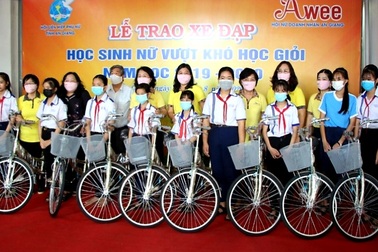 An Giang: Trao tặng 40 chiếc xe đạp cho nữ học sinh vượt khó học giỏi