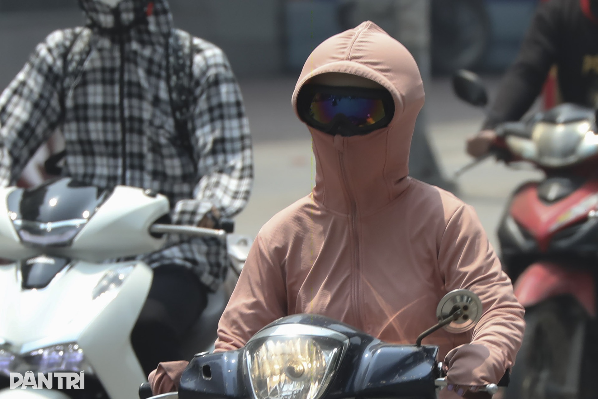 Nắng nóng đầu hè ở Hà Nội: Người dân ra đường kín mít như ninja - 8 Nắng nóng đầu hè ở Hà Nội: Người dân ra đường kín mít như ninja - 8