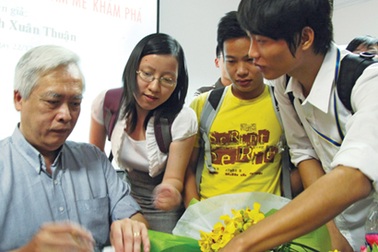 Giáo sư hàng đầu về thiên văn học trò chuyện với bạn trẻ TPHCM