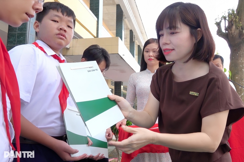 Những tấm thẻ Bảo hiểm y tế nối dài hành trình nhân ái của Dân trí - 6
