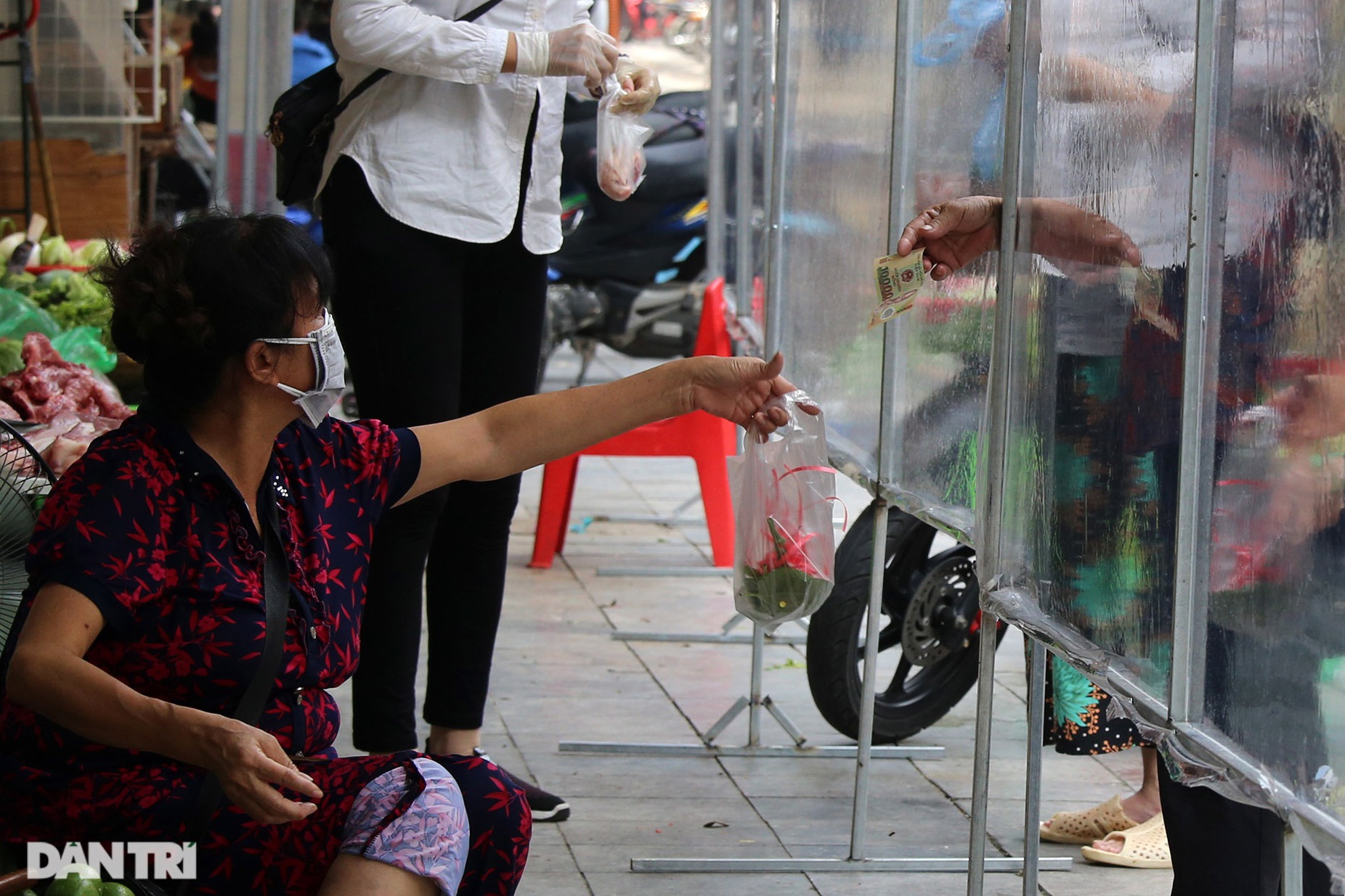 Những kiểu mua bán lạ mắt trong thời gian giãn cách xã hội ở Hà Nội - 15 Những kiểu mua bán lạ mắt trong thời gian giãn cách xã hội ở Hà Nội - 15