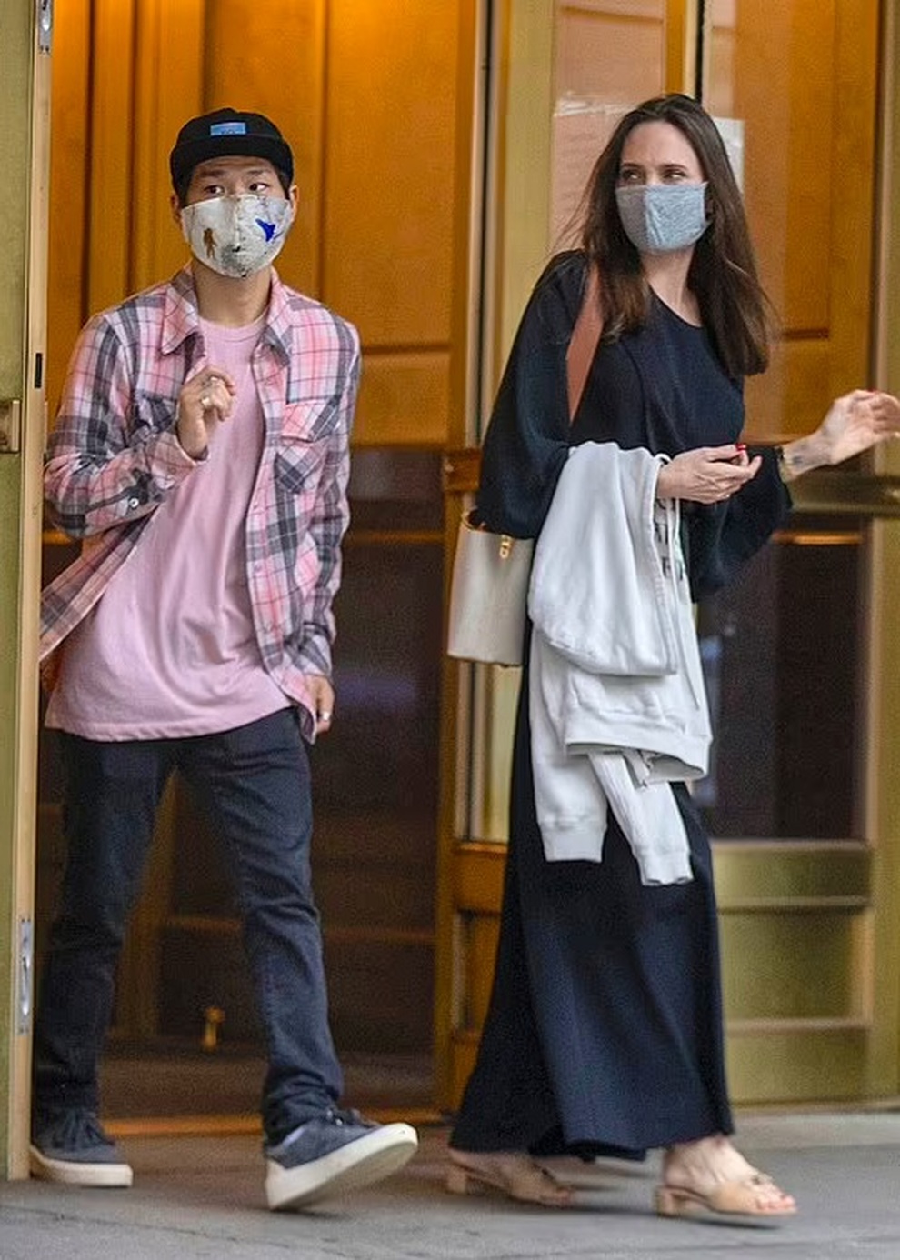 Pax Thien thực sự là chỗ dựa cho Angelina Jolie những ngày này - 6