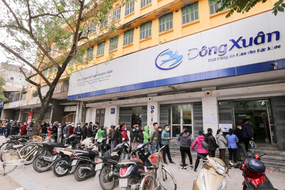 Hà Nội: Xếp hàng dài cả trăm mét đợi mua khẩu trang diệt khuẩn - 2 Hà Nội: Xếp hàng dài cả trăm mét đợi mua khẩu trang diệt khuẩn - 2