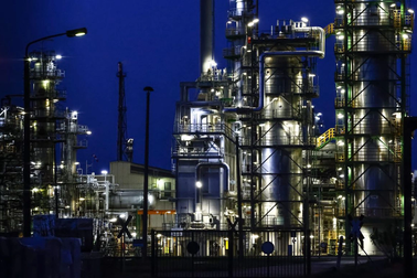 Giá dầu tăng vọt khi EU đề xuất loại bỏ dầu Nga trong 6 tháng