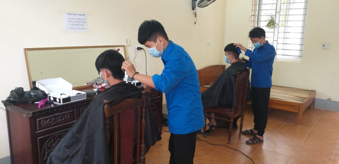 “Tiệm tóc Nội trú - Không đồng” của Trường PTDT nội trú THPT tỉnh.