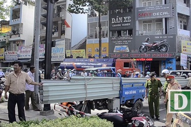 Xe ba gác chở tôn lại cứa người đi đường nhập viện