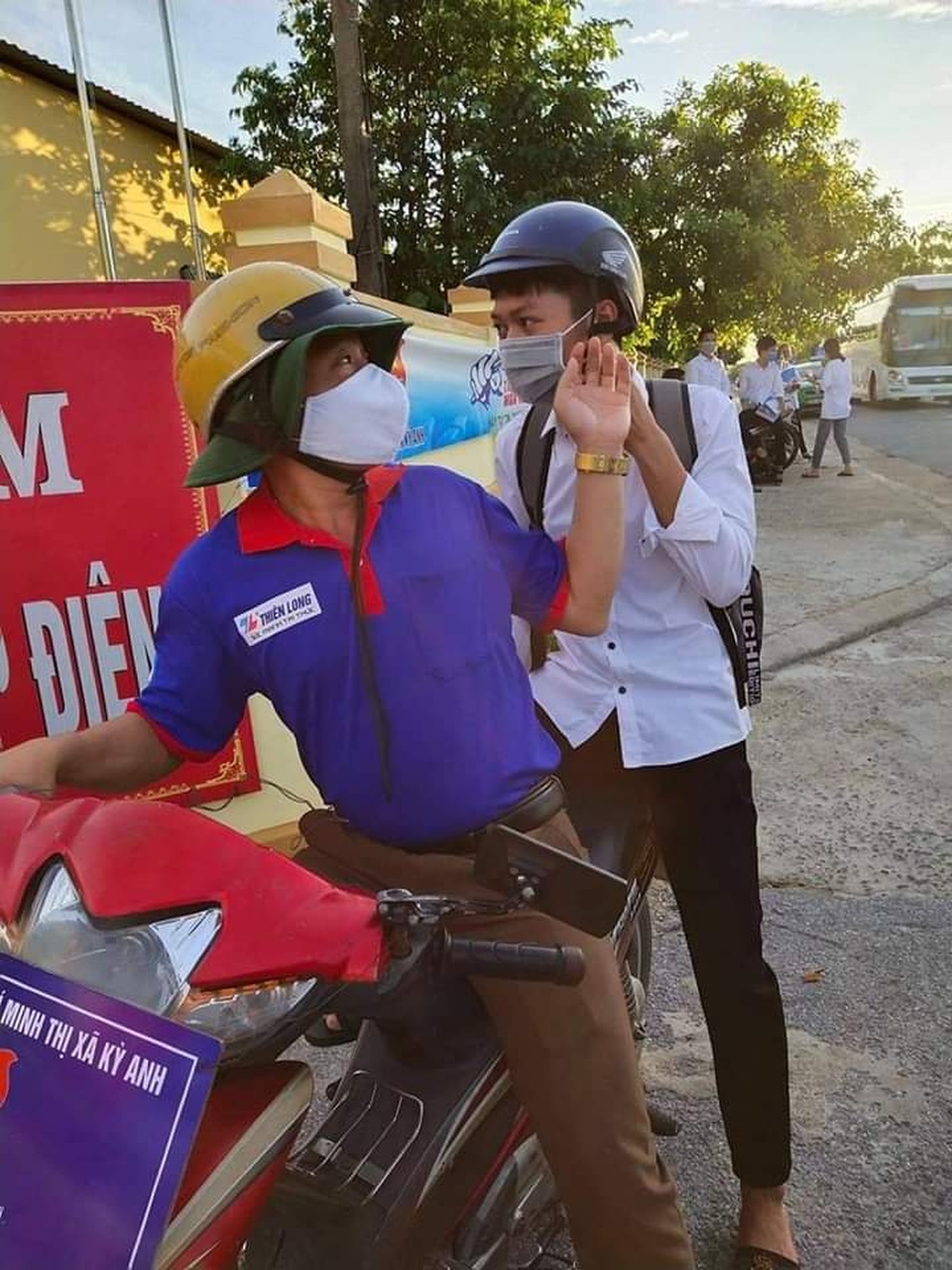 Hà Tĩnh: Hình ảnh đáng nhớ về tình nguyện viên trong kỳ thi tốt nghiệp THPT - 5 Hà Tĩnh: Hình ảnh đáng nhớ về tình nguyện viên trong kỳ thi tốt nghiệp THPT - 5