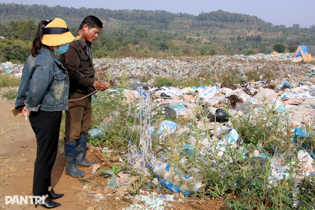 Bơm, kim tiêm... đổ tràn lan ra bãi rác - 3 Bơm, kim tiêm... đổ tràn lan ra bãi rác - 3