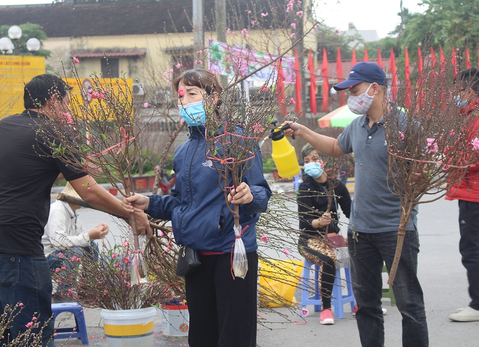 Covid-19 tái xuất: Dân buôn đồng loạt thanh lý, xả hàng, nghỉ Tết sớm - 3 Covid-19 tái xuất: Dân buôn đồng loạt thanh lý, xả hàng, nghỉ Tết sớm - 3