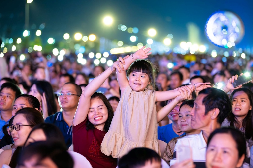Hàng nghìn người dự chương trình nghệ thuật Rực rỡ Hà Nam - 8 Hàng nghìn người dự chương trình nghệ thuật Rực rỡ Hà Nam - 8