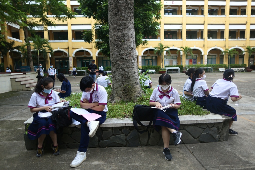 Sáng nay, gần 1 triệu thí sinh bước vào môn thi đầu tiên Ngữ Văn - 18 Sáng nay, gần 1 triệu thí sinh bước vào môn thi đầu tiên Ngữ Văn - 18