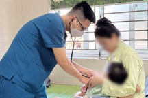 Ngộ độc do uống nhầm thuốc nhỏ mũi, bé 8 tháng tuổi nhập viện cấp cứu