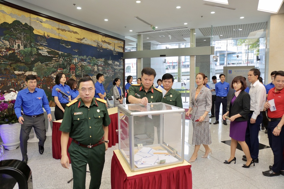 Petrovietnam ủng hộ vùng lũ miền Trung gần 5 tỷ đồng - 2 Petrovietnam ủng hộ vùng lũ miền Trung gần 5 tỷ đồng - 2