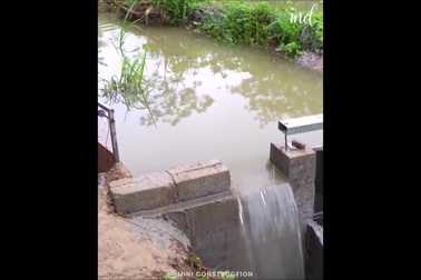 Người đàn ông xây dựng đập thủy điện tí hon hết sức chi tiết