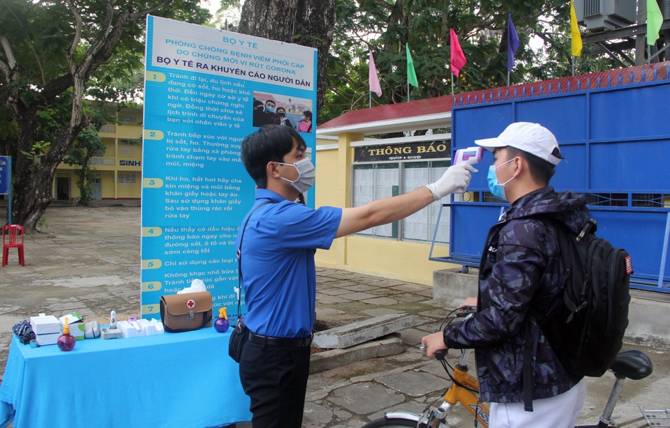 Nhiều trường áp dụng biện pháp mạnh phòng dịch đón học sinh - 18 Nhiều trường áp dụng biện pháp mạnh phòng dịch đón học sinh - 18