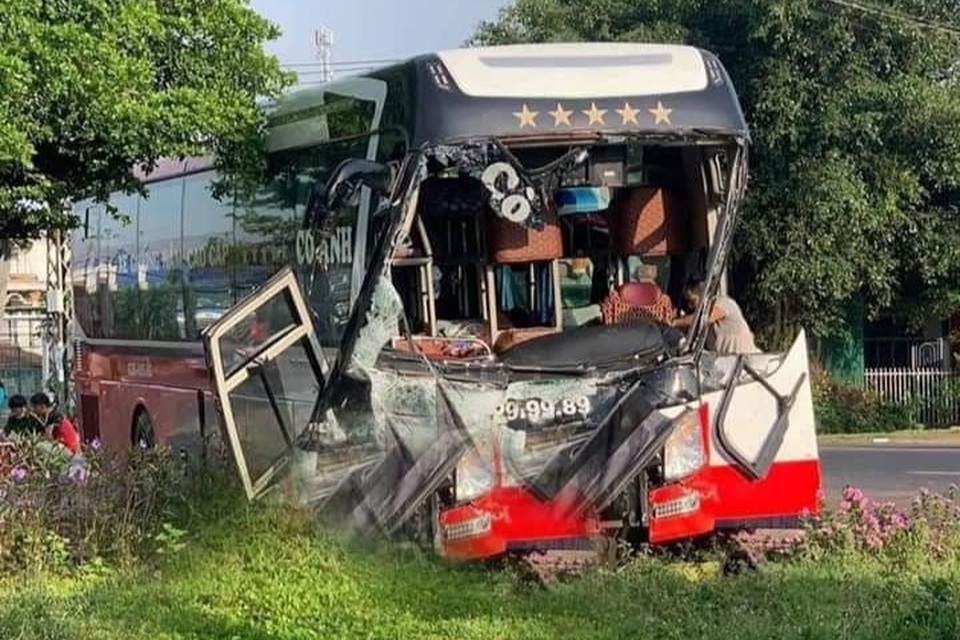 Xe chở rau củ va chạm xe khách, 1 người chết, nhiều người bị thương - 2 Xe chở rau củ va chạm xe khách, 1 người chết, nhiều người bị thương - 2