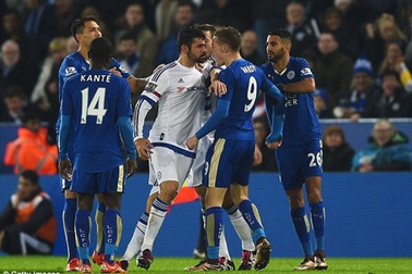 Diego Costa chế giễu hàng thủ Chelsea, gây gổ với Vardy