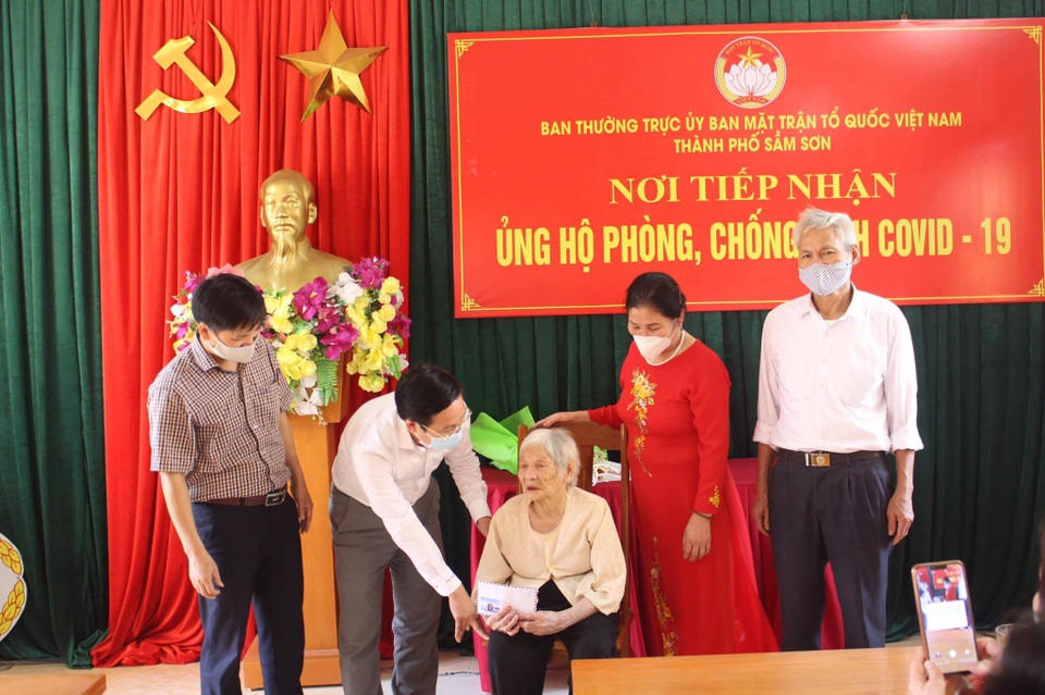 Cụ bà 107 tuổi mang 10 triệu đồng ủng hộ quỹ phòng chống dịch Covid-19 - 2 Cụ bà 107 tuổi mang 10 triệu đồng ủng hộ quỹ phòng chống dịch Covid-19 - 2