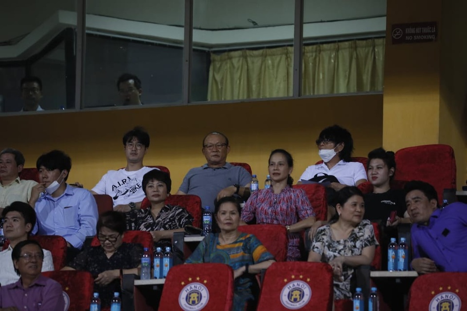 An ninh kiểm tra chặt chẽ, pháo sáng vẫn xuất hiện ở Hàng Đẫy - 13 An ninh kiểm tra chặt chẽ, pháo sáng vẫn xuất hiện ở Hàng Đẫy - 13
