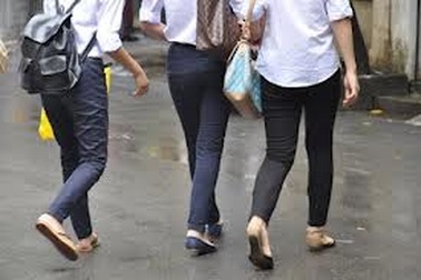 Mặc quần ống bó, nhiều học sinh phải về nhà thay trang phục