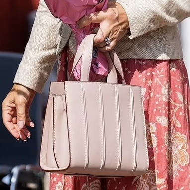 View - Những chiếc túi xách bắt mắt được các nhân vật Hoàng gia ưa chuộng | Báo Dân trí