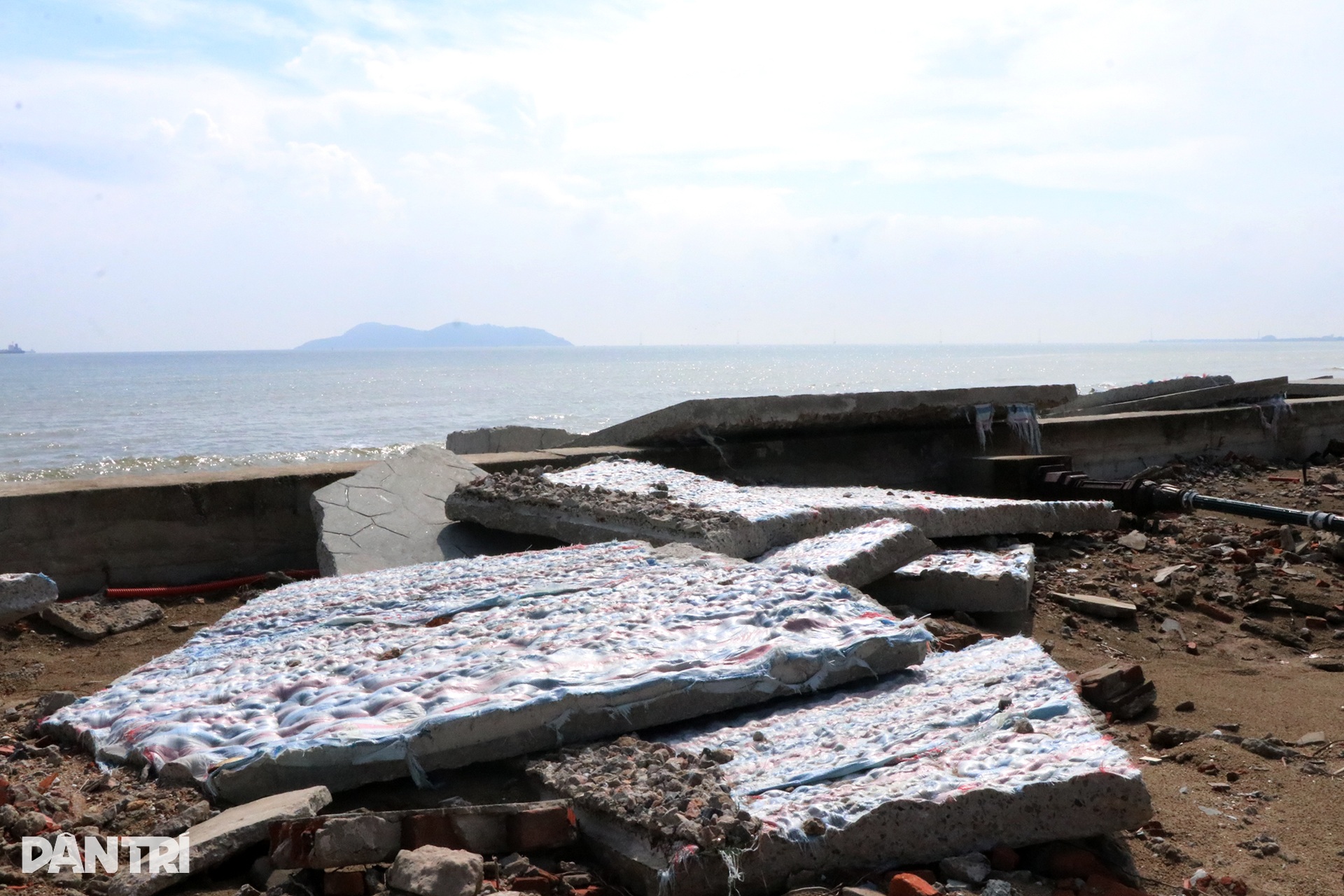 Kè biển hàng chục tỷ đồng bị bão Bualoi xé nát - 5