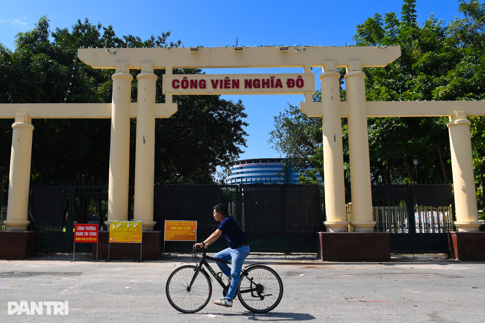 Độc đáo cầu đi bộ hình cây đàn khổng lồ trong công viên ở Hà Nội - 2