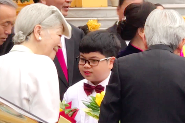 Cậu bé Việt có vinh dự tặng hoa Nhà vua và Hoàng hậu Nhật là ai?