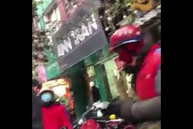 Phẫn nộ vì chủ quán thịt nướng chửi bới "shipper" không mặc đồng phục